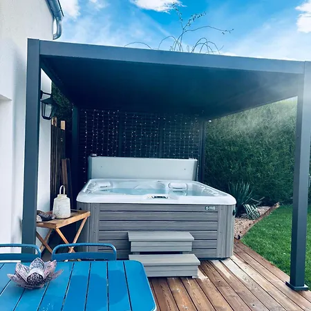 Hébergement de vacances Prestigelodgesfontainebleau, Maison Polynésienne&jacuzzi Privé *