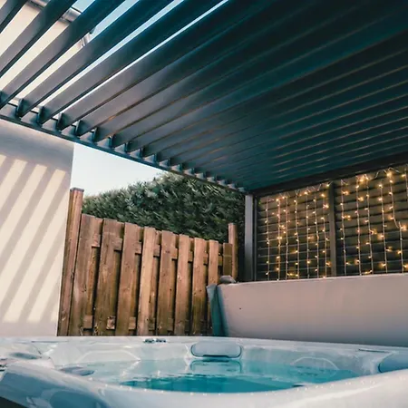 Vakantiehuis Fare Vahine, Maison Tahitienne Avec Jacuzzi Prive - Prestigelodgesfontainebleau *